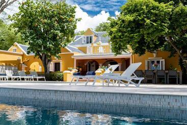 پانسیون Sirena Bay Estate