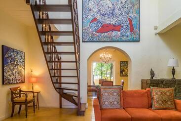 پانسیون Sirena Bay Estate