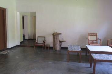 هاستل Mendis Cottage