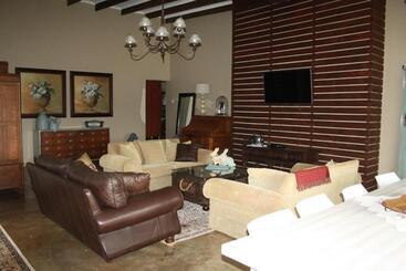 پانسیون Jelani Guest House