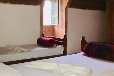 پانسیون Guesthouse Dritan Tethorja
