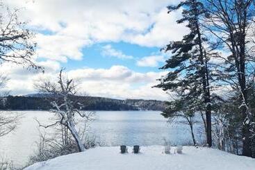 هاستل Lakehouse Inn