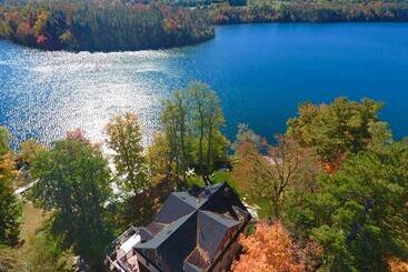 هاستل Lakehouse Inn