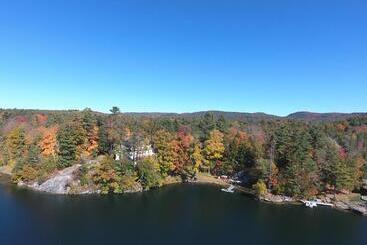 هاستل Lakehouse Inn