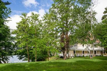 هاستل Lakehouse Inn