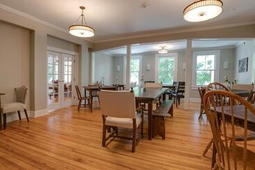 هاستل Lakehouse Inn
