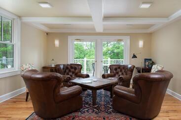 هاستل Lakehouse Inn
