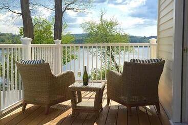 هاستل Lakehouse Inn