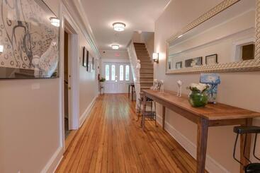 هاستل Lakehouse Inn