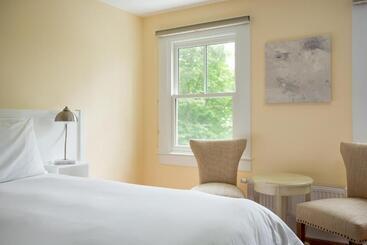 هاستل Lakehouse Inn