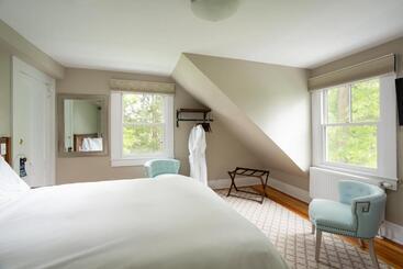 هاستل Lakehouse Inn