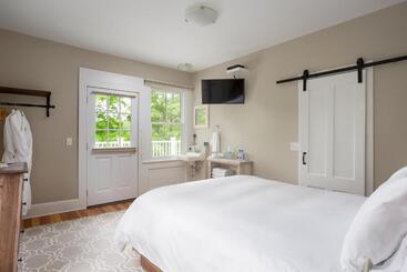 هاستل Lakehouse Inn
