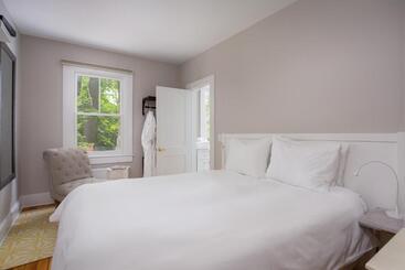 هاستل Lakehouse Inn
