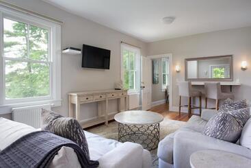 هاستل Lakehouse Inn