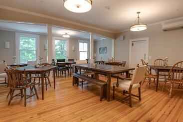 هاستل Lakehouse Inn