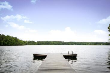 هاستل Lakehouse Inn