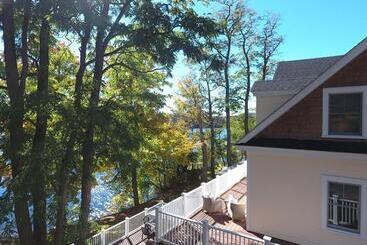 هاستل Lakehouse Inn