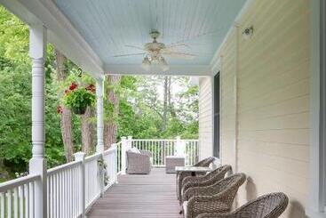 هاستل Lakehouse Inn