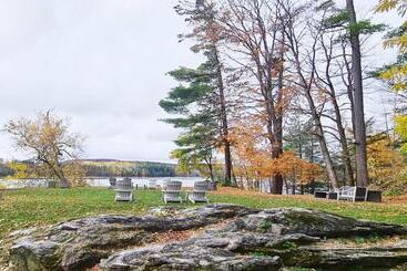 هاستل Lakehouse Inn
