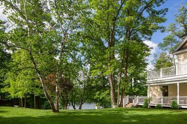 هاستل Lakehouse Inn