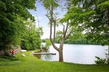 هاستل Lakehouse Inn