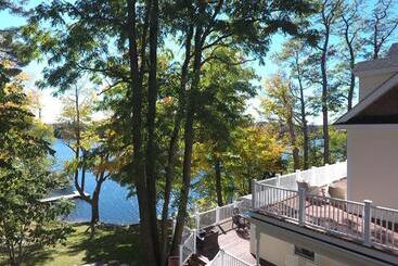 هاستل Lakehouse Inn