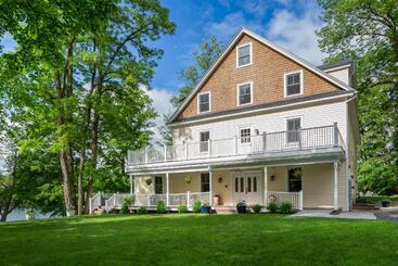 هاستل Lakehouse Inn