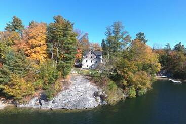 هاستل Lakehouse Inn