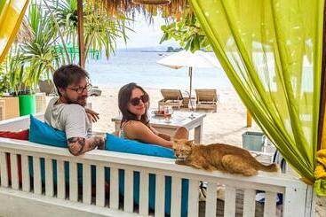 پانسیون Zipp Bar Restaurant & Bungalows