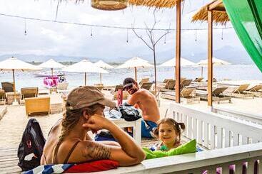 پانسیون Zipp Bar Restaurant & Bungalows
