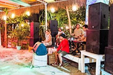 پانسیون Zipp Bar Restaurant & Bungalows