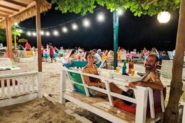 پانسیون Zipp Bar Restaurant & Bungalows
