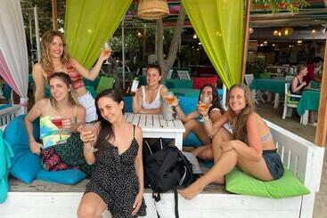 پانسیون Zipp Bar Restaurant & Bungalows