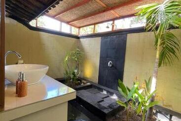 پانسیون Zipp Bar Restaurant & Bungalows