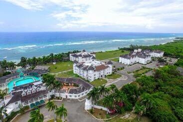 هتل آپارتمان Seacastles By The Beach/pool