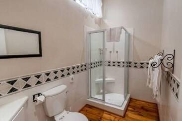پانسیون Lenore Guest House