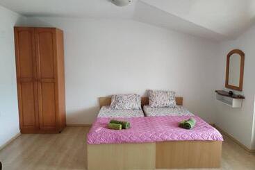 پانسیون Apartments Mostrovi