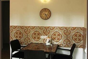 پانسیون White & Quiet Apartment House
