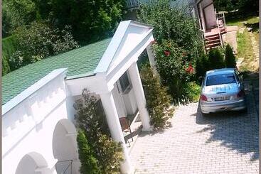 پانسیون White & Quiet Apartment House