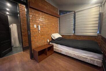 هتل کپسول Onkel Inn Wagon Sleepbox Uyuni