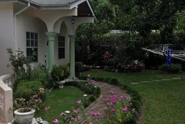 پانسیون Kingston Studio Apartment