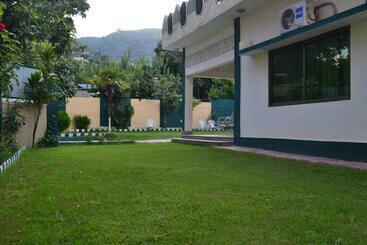 پانسیون West End Lodges