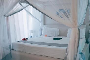 هتل Paje Beach Apartments &