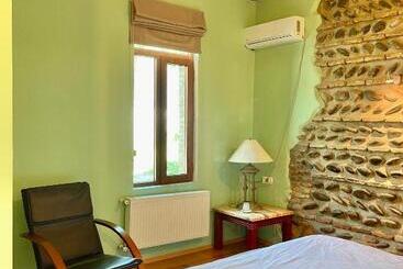 پانسیون Guest House Savane
