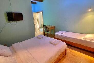 پانسیون Guest House Savane