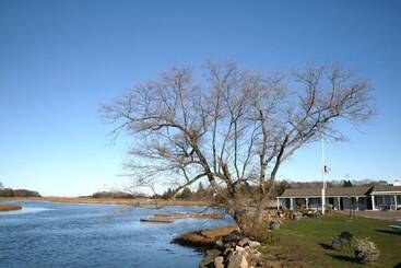 ユースホステル Shea's Riverside Inn & Motel