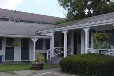 ユースホステル Shea's Riverside Inn & Motel