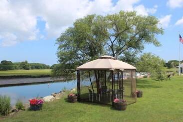 ユースホステル Shea's Riverside Inn & Motel