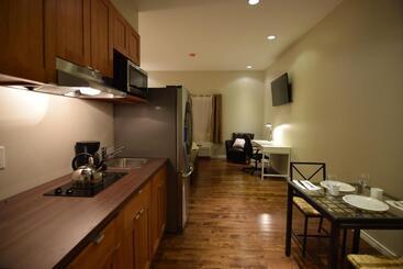 هاستل The Lion Inn & Suites