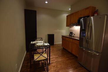 هاستل The Lion Inn & Suites